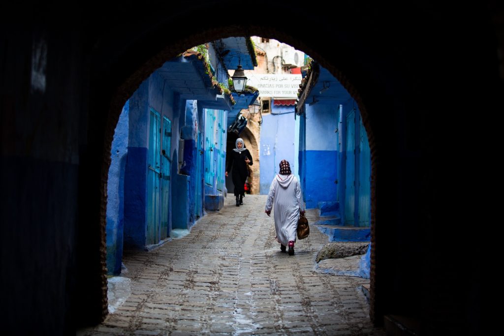 Frau in einer Gasse