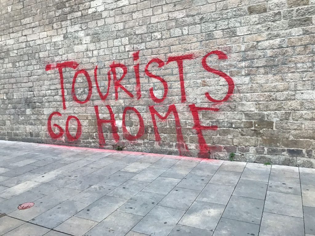  Mauer mit dem Graphiti "Tourist go home"