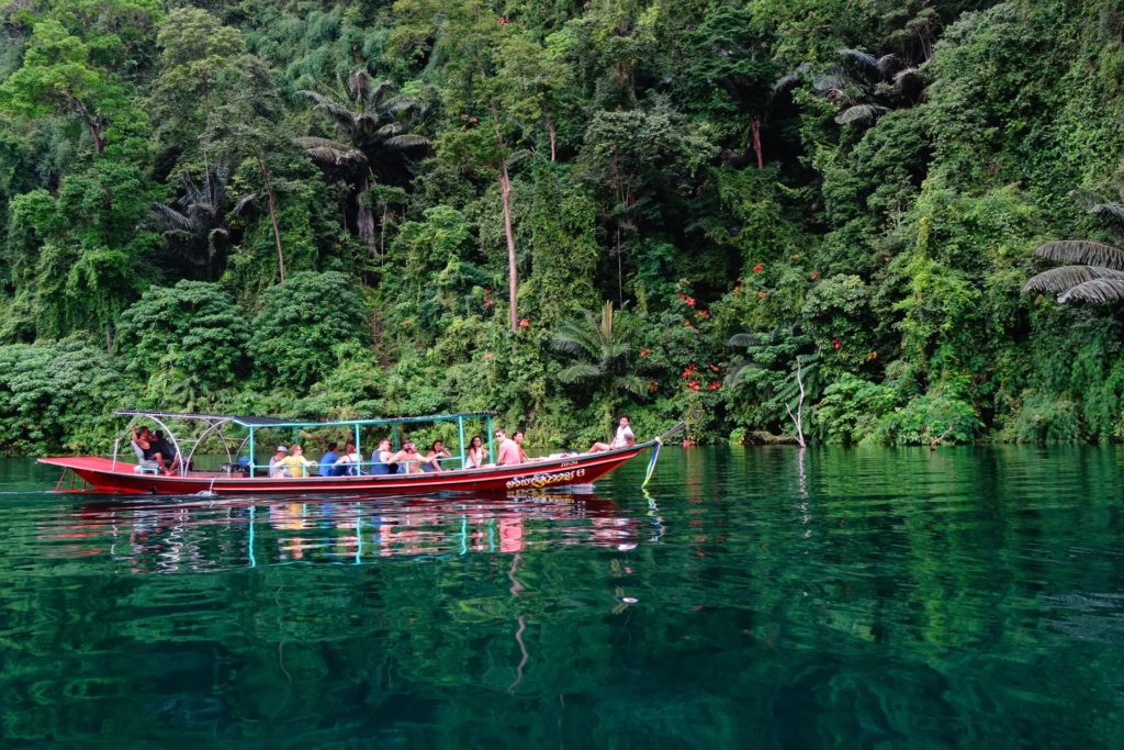 Beitragsbild Fairaway Travel © Fairaway Travel Eine Reisegruppe von Fairaway Travel auf einem kleinen Boot in Thailand.