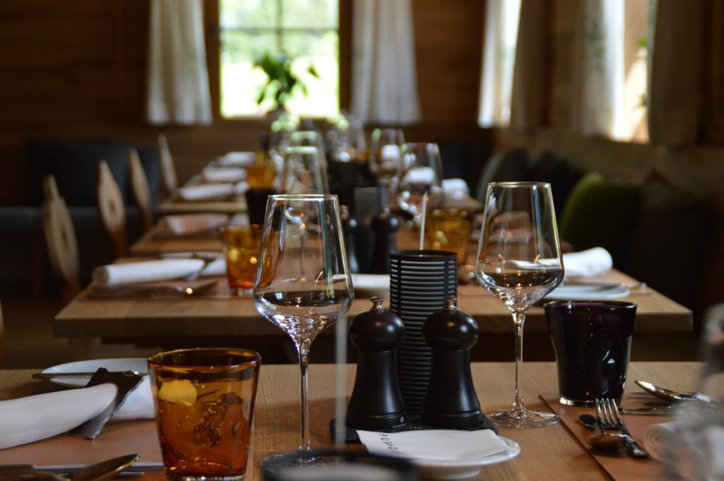 Gastronomie © mosiunterwegs Gedeckte Tische in einem Restaurant
