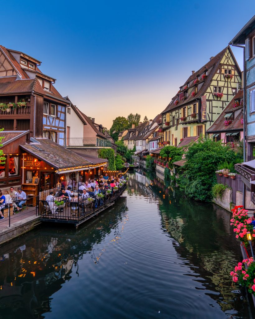 Restaurant am Ufer. Altstadt im Hintergrund.