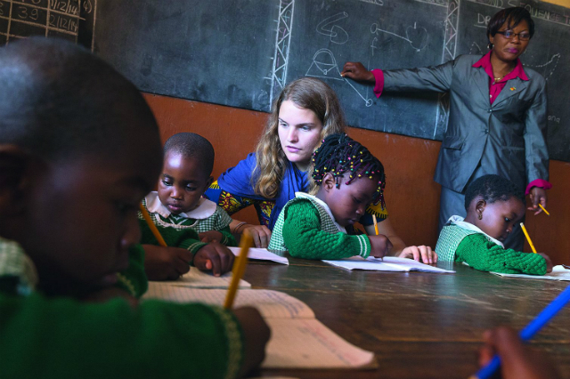 A volunteer supports in class © Christoph Püschner